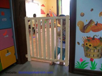 Chắn cửa , chắn cầu thang an toàn không sơn xoay 180 độ